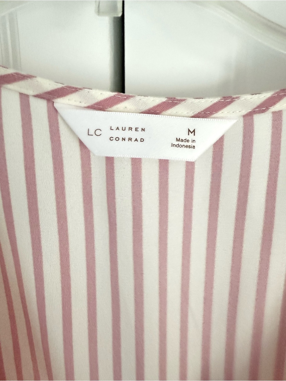 🩷 LC Pink White Striped blouse Worn Once Medium - Picture 5 of 5